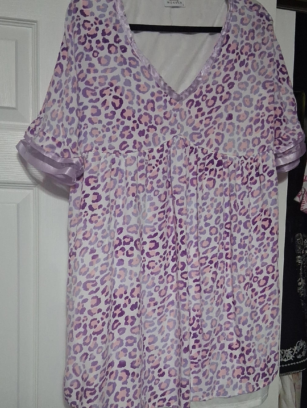 Wondrous Lavender Embellished Lace Leopard Print V-Neck Blouse sz L